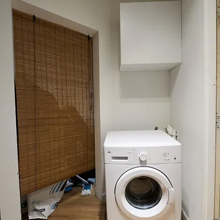 Central Apartment Above Lively Bar In Busy Street 3 Lägenhet