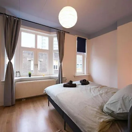 Central Apartment Above Lively Bar In Busy Street 3 * Eindhoven