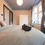 Apartman Above Lively Bar In Busy Street 3 *