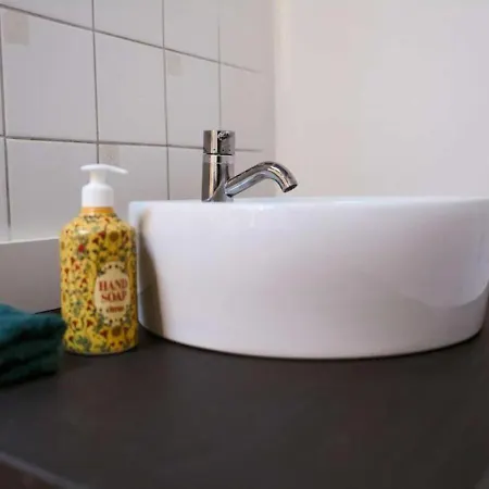 Appartement Above Lively Bar In Busy Street 3 *
