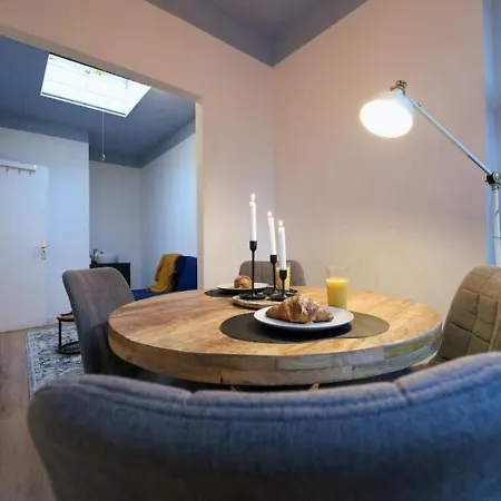 Appartement Above Lively Bar In Busy Street 3