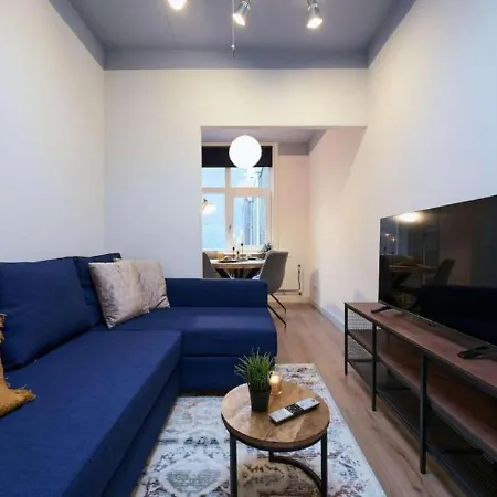 Apartment Above Lively Bar In Busy Street 3 *