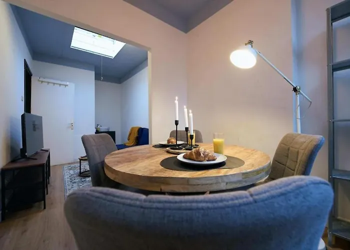 Apartamento Above Lively Bar In Busy Street 3