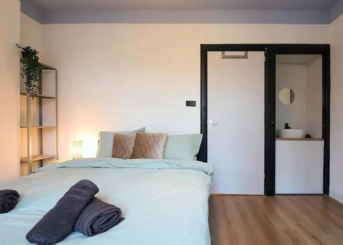 Above Lively Bar In Busy Street 3 Apartamento *