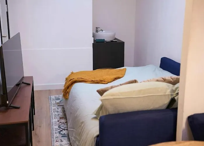 Above Lively Bar In Busy Street 3 Apartamento