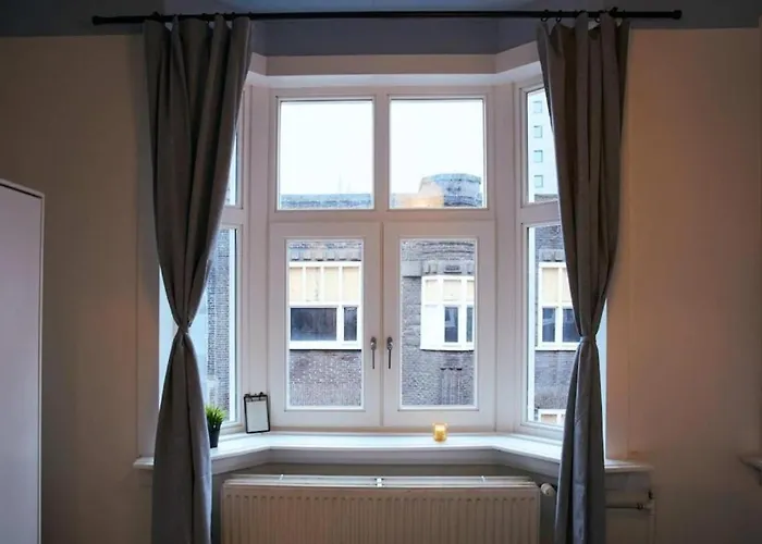 Appartement Above Lively Bar In Busy Street 3