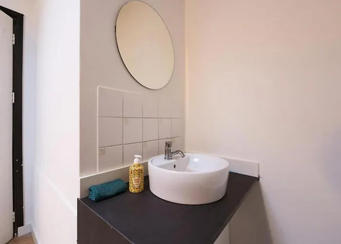 Above Lively Bar In Busy Street 3 Appartement