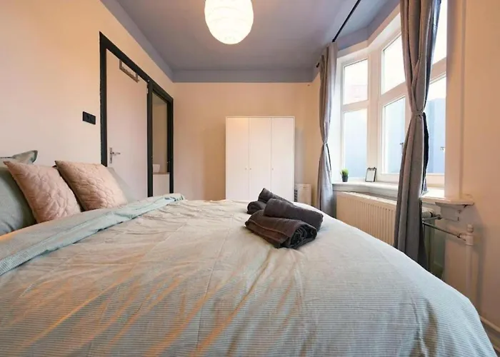 Apartment Above Lively Bar In Busy Street 3 *