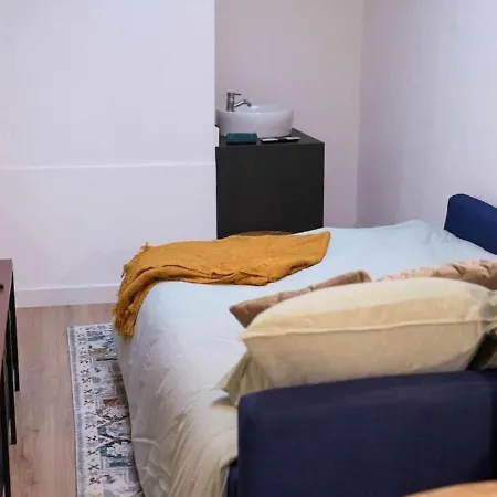 Central Apartment Above Lively Bar In Busy Street 3 Lejlighed