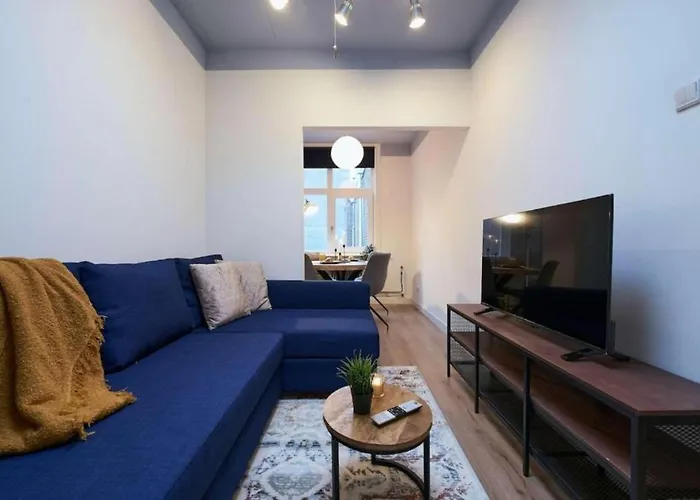 Apartament Above Lively Bar In Busy Street 3 *